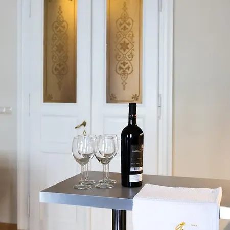 Golden Age Apartment *
